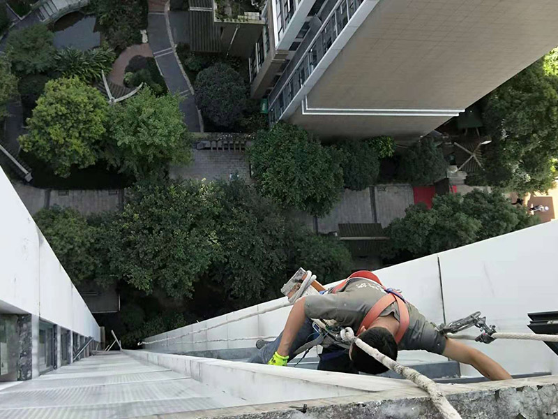 外墻窗戶打膠：在給斷橋鋁門窗打膠的時(shí)候，如果需要在室外才能打膠的話，必須在室外打膠，因?yàn)槿绻銖?qiáng)在室內(nèi)進(jìn)行打膠的話，顯然打出來的膠會(huì)不均勻，這樣就起不到防水的作用了。其次，在給斷橋鋁門窗打膠的時(shí)候，需要將斷橋鋁門窗邊上的膠帶給處理掉，不要粘在上面就進(jìn)行打膠防水了，這個(gè)也是比較重要的，否則時(shí)間久了之后，膠帶脫膠，防水效果就沒有了。之后，在給斷橋鋁門窗打膠的時(shí)候，盡可能的使用滿膠，然后用上另外一罐膠繼續(xù)打，這樣打不出來不美觀之外，還會(huì)出現(xiàn)氣泡，防水效果極差。接著，在給斷橋鋁門窗打膠之前，適當(dāng)?shù)男迯?fù)一下需要打膠的位置，尤其是有一些水泥等藏起來的物體，因?yàn)槟鞘菚?huì)影響打膠后的效果的，需要處理好再打膠，效果會(huì)好很多。最后，需要處理掉周圍多余的膠，如果出現(xiàn)明顯的氣孔的話，我們只能適當(dāng)補(bǔ)膠，需要用小的頭子來補(bǔ)膠。