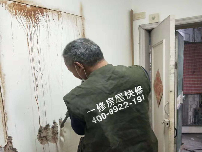 墻面開門洞：把砸去400mm高，寬2340mm的墻，全部用鋼筋混凝土澆筑。內配上下各3根直徑12mm的帶肋鋼筋，箍筋直徑6mm，間距200mm，扎好鋼筋放上。支模，注意一側模板要支成◢形，高度為450，混凝土從該斜口倒入澆筑與斜口平，已高出了圈梁底50mm，即能使其與圈梁底充分咬合。拆模把多余部分鑿除。 應在過梁部位先開洞做好過梁，再開門洞，每邊大于100mm，植2根10個鋼筋交門邊柱作為門垛。鋼筋混凝土過梁在普通磚墻上擱置長度應不小于24cm,也就是一磚的厚度，而實際上門口是38墻，所以過梁一般是38cm； 門洞墻體高建議敲頂部梁面鑿洞再皮皮敲兩邊敲凹凸狀部做梁再砌筑面墻體直接底洞容易整版墻敲壞松玩且能塌肯定玩洞直接鉆洞。