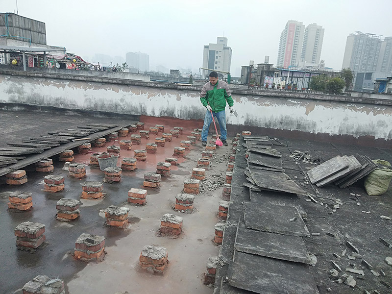 屋面防水施工：涂膜防水層依附于基層，基層質(zhì)量好壞，直接影響防水涂膜的質(zhì)量。因而在涂膜施工前，應(yīng)對(duì)基層進(jìn)行認(rèn)真的檢查和必要的處理，使之達(dá)到涂膜施工的要求。涂料的涂布應(yīng)采取“先高后低、先遠(yuǎn)后近、先立面后平面”的施工順序。同一屋面上先涂布排水比較集中的水落口、天溝、檐口等節(jié)點(diǎn)部位，再進(jìn)行大面積的涂布。用滾刷或毛刷均勻地涂刷多遍，直到達(dá)到規(guī)定的涂膜厚度要求，不得漏底，待涂層干固后，才能進(jìn)行下一道工序。當(dāng)多遍涂布時(shí)，每遍涂刷方向應(yīng)與上一遍方向相垂直。