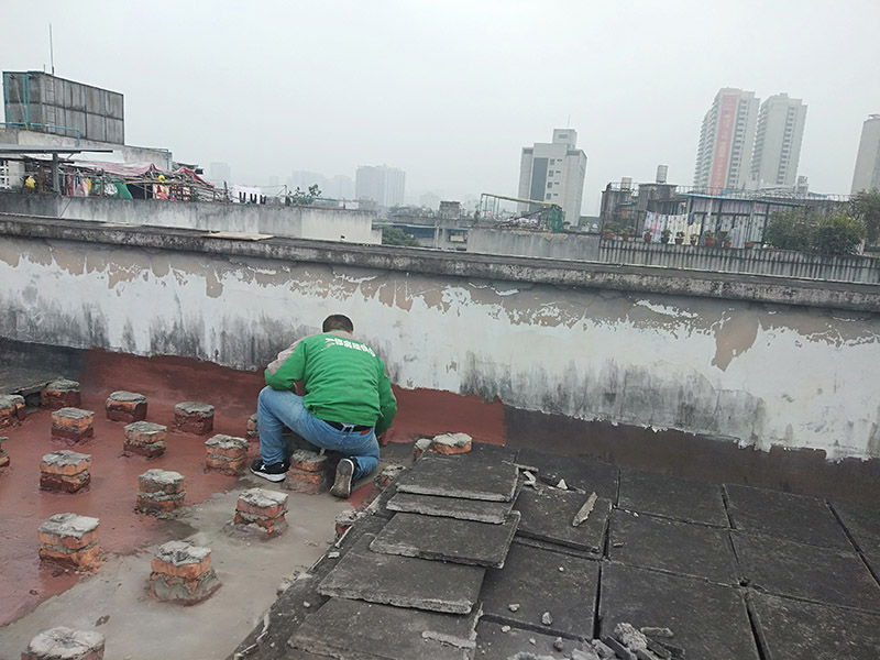 屋面防水施工：涂膜防水層依附于基層，基層質(zhì)量好壞，直接影響防水涂膜的質(zhì)量。因而在涂膜施工前，應(yīng)對(duì)基層進(jìn)行認(rèn)真的檢查和必要的處理，使之達(dá)到涂膜施工的要求。涂料的涂布應(yīng)采取“先高后低、先遠(yuǎn)后近、先立面后平面”的施工順序。同一屋面上先涂布排水比較集中的水落口、天溝、檐口等節(jié)點(diǎn)部位，再進(jìn)行大面積的涂布。用滾刷或毛刷均勻地涂刷多遍，直到達(dá)到規(guī)定的涂膜厚度要求，不得漏底，待涂層干固后，才能進(jìn)行下一道工序。當(dāng)多遍涂布時(shí)，每遍涂刷方向應(yīng)與上一遍方向相垂直。