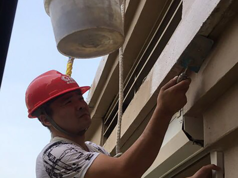 高空外墻防水：外墻面洞和較大裂縫防水密封前用噴水槍等工具將待治理的外墻面、伸縮縫、窗框等部位清理干凈，使施工的外墻面及縫、孔、洞部位達到無油、無塵土、無水泥松散顆粒等雜物。待其干燥后，將孔、洞、縫用防水密封材料嵌填密實，并達到與原顏色一致，再用快速堵漏靈和透明防水膠膜進行精心施工。 整體條形瓷磚外墻面防水，采用高效環(huán)保型憎水進行精心施工。該材料具有防水性能優(yōu)異、透氣性能良好、施工方便、使用安全、質(zhì)量可靠、耐久性好等特點。