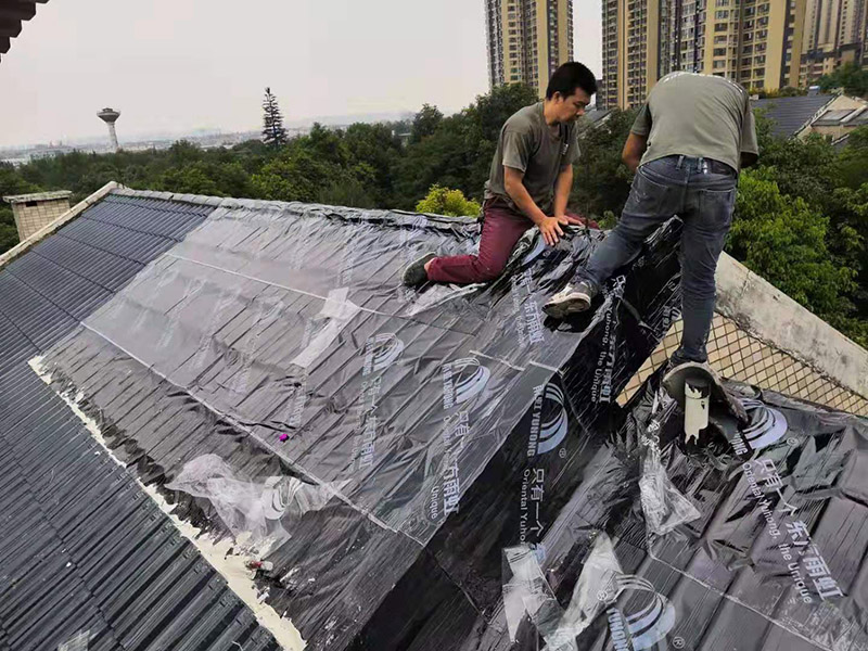 屋面防水卷材鋪貼:1.熱熔法：指采用加熱器熔化防水卷材底層的熱熔膠，實(shí)現(xiàn)卷材與基層粘結(jié)的方法稱為熱熔法。 2.冷粘法：指采用膠結(jié)材料直接實(shí)現(xiàn)防水卷材與基層粘結(jié)的方法稱為冷粘法。 3.自粘法：指采用帶有自粘膠的防水卷材，不需熱加工，也不需另涂膠結(jié)材料，而直接實(shí)現(xiàn)防水卷材與基層粘結(jié)的方法稱為自粘法。 4.熱瀝青法：指采用熱瀝青膠結(jié)材料直接實(shí)現(xiàn)防水卷材與基層粘結(jié)的方法稱為熱瀝青法。 屋面卷材按施工工藝不同可選用滿貼、條粘、點(diǎn)粘和空鋪等方法施工。鋪貼時(shí)應(yīng)同時(shí)將卷材下面的空氣排出，卷材平整，粘結(jié)牢固，接縫處必須滿粘，接縫嚴(yán)密。