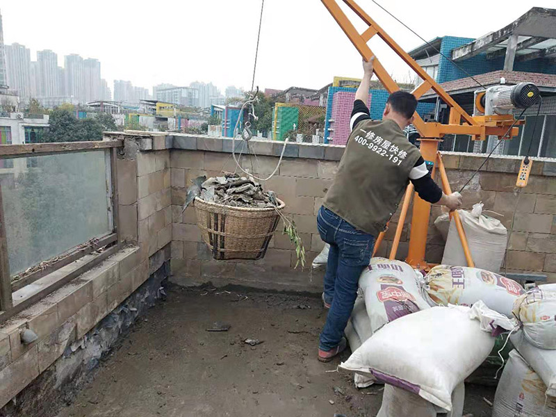 屋頂機器運建渣：建筑垃圾破碎過程通常包括建筑垃圾篩選操作，并且破碎部分的總和構成破碎的變臉流程。在粉碎過程中，通常使用兩個或三個破碎階段。兩級破碎過程分為兩部分：開放式和封閉式。建筑垃圾處理設備產品的破碎粒度應符合用戶要求，同時滿足要求，確保機器內部的正常運行不受影響。在建筑垃圾處理生產過程中，根據(jù)垃圾處理的類型和破碎粒度，破碎階段是更重要的階段。在毀壞建筑垃圾處理設備的過程中，一般來說，建筑垃圾破碎機的破碎是由初級破碎引起的。在破碎過程的兩個階段中，大量的垃圾處理使用閉路過程來工作。