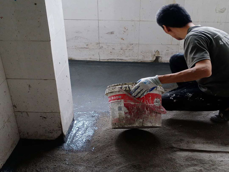 衛(wèi)生間地面防水：1.利用水泥砂漿水泥砂漿或豆石混凝土鋪平坡度。訣竅是：地漏附近坡度大，門口附近坡度小。 2.利用管根密封膏封嚴管線，管線要穿透樓板根部。刷防水涂料時可以貼1-2層玻璃絲布加強防水性。 3.墻壁表面打磨成干凈平光沒有顆粒灰塵，墻壁與地面的交接區(qū)域注意原角和坡角的設(shè)置。 4.聚氨酯防水涂膜由管根和墻角處開始進行涂抹，在常溫下經(jīng)過4小時放干后，再大面積涂抹和刮刷。注意涂料總厚度大于1. 5毫米，不能有漏刮和鼓泡的不良現(xiàn)象。24小時后立面涂刷下一層，之后再以垂直的方向進行二次涂刷。最后涂膜半固化，拋甩粗砂粒方便與水泥砂漿融合。 5.防水層的設(shè)置與具體區(qū)域有關(guān)。防水地面的防水層應(yīng)高出地面200寬，地面防水層應(yīng)超出衛(wèi)生間門口以外300寬。而又淋浴的衛(wèi)生間墻面防水層則應(yīng)設(shè)置為高出地面1800寬。 6.展開閉水實驗的時候，先完成防水工作再利用包立管方法。之后再局部進行防水。閉水試驗也可為了避免破壞地面防水層而免做。